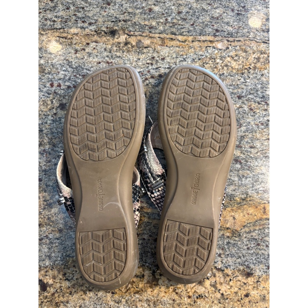 Minnetonka Snake Print Thong Sandals Embellished Comfort Wedge Flip Flops Size 9 - Picture 4 of 6